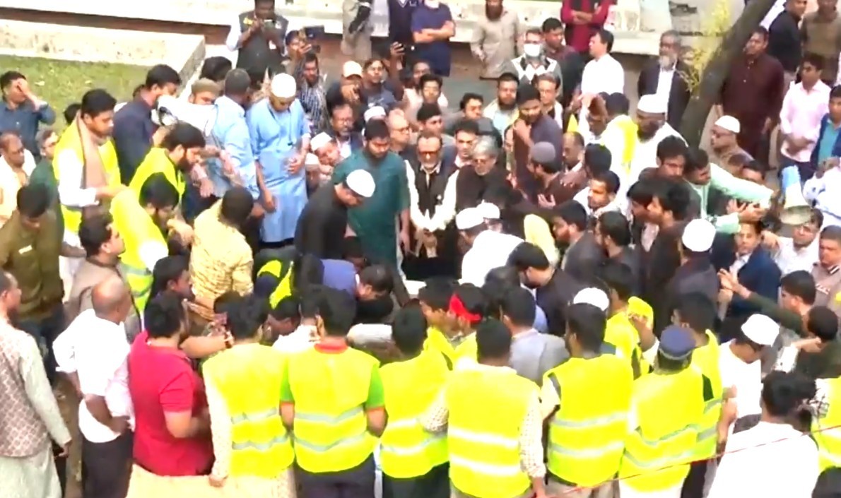 শহীদ ওসমান হাদির দাফন সম্পন্ন